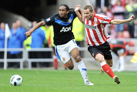 Tiền vệ Anderson (trái, Man.United) cố gắng vượt qua hậu vệ P. Bardsley của Sunderland.