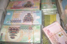 Cấm nhái tiền Việt Nam: Bức hình này sẽ giúp bạn hiểu rõ về lịch sử và giá trị của tiền Việt Nam. Tác phẩm nghệ thuật độc đáo này sẽ cho bạn thấy những nỗ lực chống lại sự giả mạo và bảo vệ tiền tệ quốc gia.Bạn sẽ phải ngạc nhiên trước tài năng của những người làm ra những phiên bản tiền giả giống thật này.