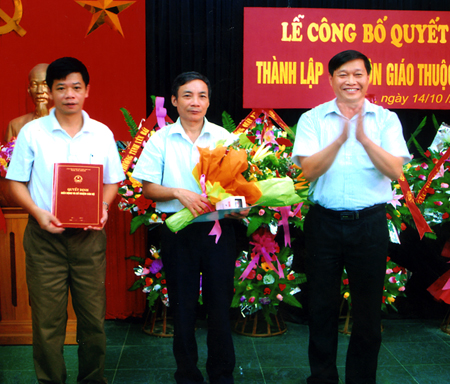 Đồng chí Hoàng Văn Thuyên - Phó giám đốc Sở Nội vụ trao quyết định, con dấu cho Ban tôn giáo tỉnh.