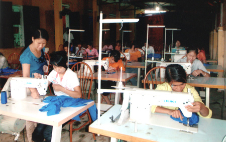 Một lớp đào tạo nghề cho thanh niên người dân tộc thiểu số ở Văn Chấn.
