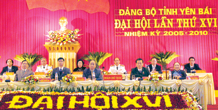 Đoàn chủ tịch Đại hội Đảng bộ tỉnh lần thứ XVI, nhiệm kỳ 2005 - 2010.