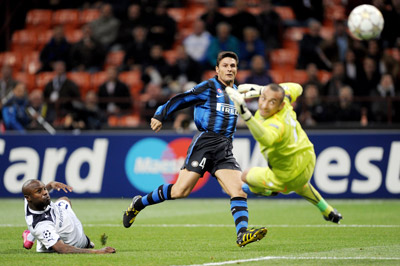 Tiền vệ Zanetti (số 4) ghi bàn mở tỷ số 1 - 0 cho Inter Milan.