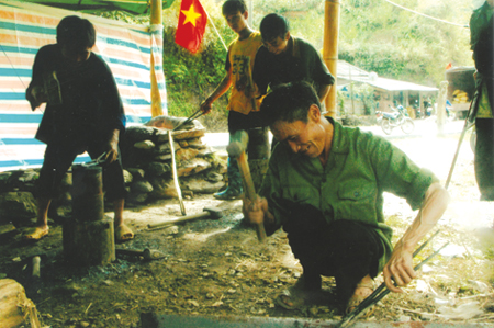 Ông Giàng Sú Rùa và các học viên link m88 mới lớp truyền dạy nghề  rèn xã Chế Cu Nha (Mù cang chải).