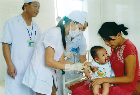 Y, bác sĩ Phòng khám Đa khoa khu vực Cảm Ân (Yên Bình) khám chữa bệnh cho nhân tai m88 vin trong vùng.
