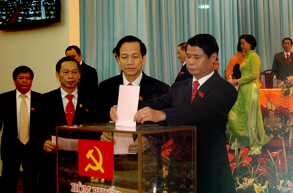 Các đại biểu bỏ phiếu bầu ban chấp hành Đảng bộ tỉnh khóa XVII.