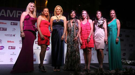 Các tay vợt sẽ tham dự WTA Championship Doha 2010 từ trái qua: Wozniacki, Zvonareva, Clijster, Schiavone, Stosur, Jankovic và Dementieva. Azarenka chưa có mặt vì cô bận thi đấu tại Matxcơva.