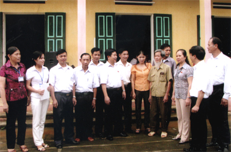 Đại biểu Quốc hội tỉnh khóa XII, lãnh đạo huyện Yên Bình tiếp xúc trao đổi với cử tri xã Tân Hương và các xã bạn.
