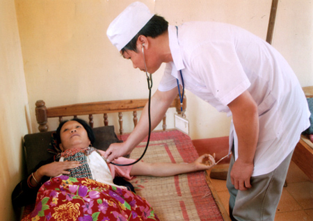 Cán bộ Trạm Y tế xã Khánh Hòa chăm sóc sức khỏe ban đầu cho nhân dân.