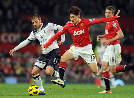 Park Ji Sung (số 13, Man.United) tranh bóng cùng Rafael van der Vaart của Tottenham.