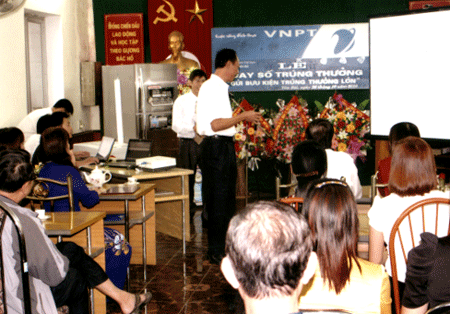 Đông đảo khách hàng tham gia quay số trúng thưởng.

