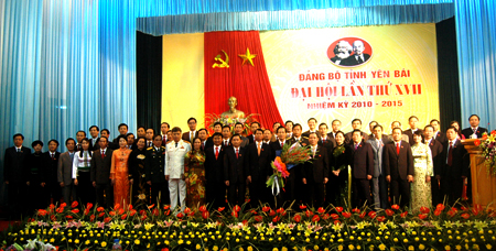 Ban Chấp hành Đảng bộ tỉnh Yên Bái khóa XVII ra mắt đại hội.