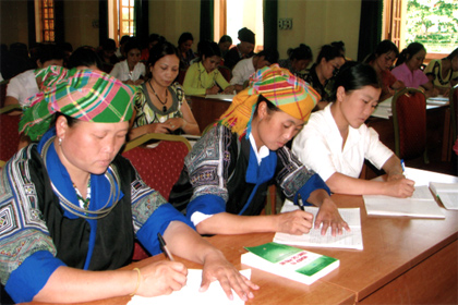 Hội viên phụ nữ Mông Mù Cang Chải tham gia lớp tập huấn nghiệp vụ công tác Hội phụ nữ. (Ảnh: Quỳnh Nga)