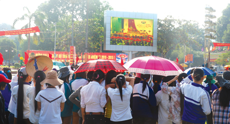 Đông đảo tầng lớp nhân dân theo doi phiên khai mạc Đại hội qua màn hình lớn tại quảng trường 19/8. Ảnh Nguyễn Giang