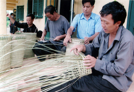 Các học viên tranh thủ đan lù cở sau mỗi ngày học tập.
