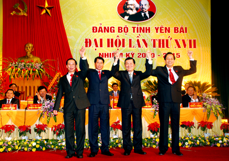 Đồng chí Trương Tấn sang và các đồng chí lãnh đạo tỉnh Yên Bái tại Đại hội XVII.
