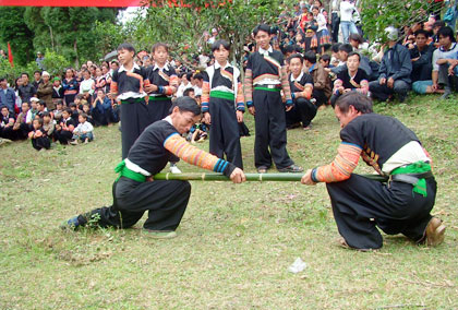 Trò chơi đẩy gậy của người Mông, xã Suối Giàng.