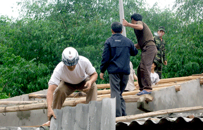 Khắc phục hậu quả mưa đá cục bộ xảy ra trên địa bàn xã Tân Đồng, huyện Trấn Yên hồi tháng 4/2010. (Ảnh mang tính chất minh họa)
