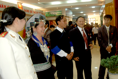 Các đại biểu trao đổi tại Đại hội tỉnh Yên Bái lần thứ XVII.