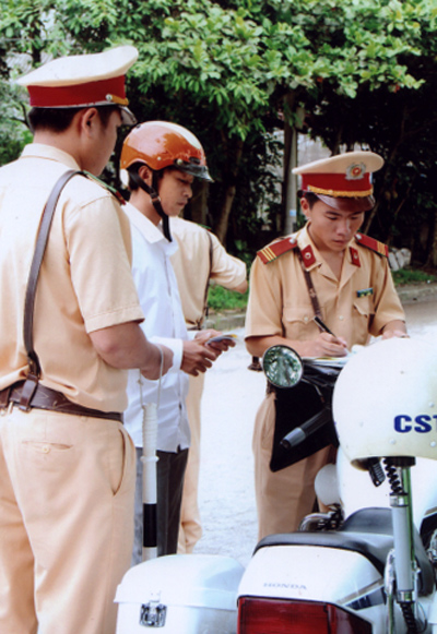 Lực lượng CSGT, công an huyện Trấn Yên đang làm nhiệm vụ.
(Ảnh: Văn Thông)
