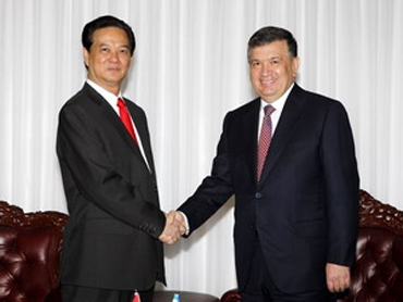 Thủ tướng Shavkat Mirziyoyev đón Thủ tướng Nguyễn Tấn Dũng.