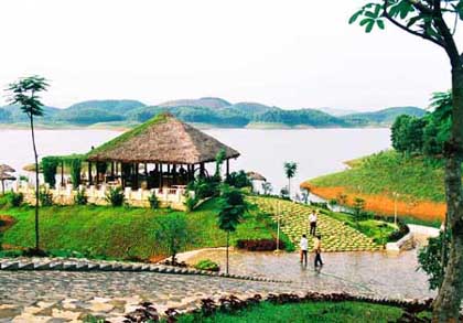 Khu du lịch Tân Hương trên hồ Thác Bà - điểm đến của du khách trong và ngoài nước.