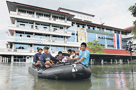 Lực lượng cứu hộ dùng xuồng phao sơ tán bệnh nhân ở bệnh viện Phra Nakhon Si Ayutthaya, tỉnh Ayutthaya.