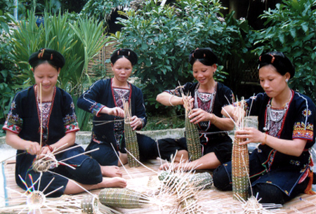 Gia đình yên vui, hạnh phúc giúp phụ nữ người Dao - Yên Thành yên tâm lao động, sản xuất. (Trong ảnh: Các thành viên CLB “Gia đình không bạo lực” đan rọ tôm).

