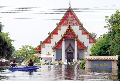 Một ngôi đền ở Ayutthaya ngập trong nước lũ.
