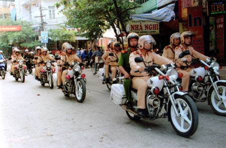 Lực lượng cảnh sát giao thông ra quân hưởng ứng Tháng an toàn giao thông.