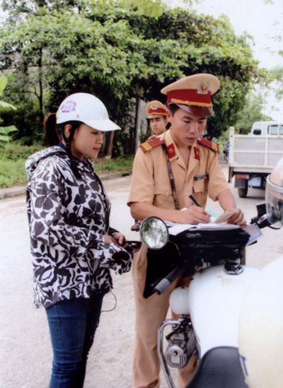 Cảnh sát giao thông lập biên bản xử lý người vi phạm trật tự an toàn giao thông đường bộ.