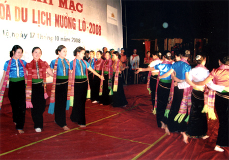 Thiếu nữ Thái biểu diễn điệu xòe 