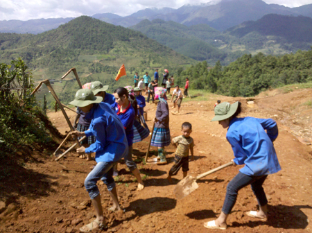 Thanh niên tình nguyện làm đường giao thông tại xã Lang Thíp (Văn Yên).
