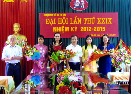 Lãnh đạo phường Minh Tân tặng hoa chúc mừng Đại hội Chi bộ Trường Tiểu học Kim Đồng nhiệm kỳ 2012 - 2015.
