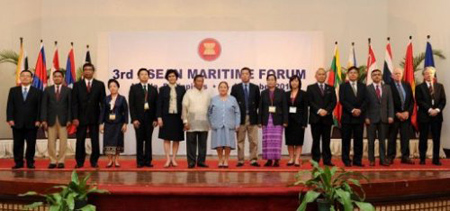 Các đại biểu tham dự Diễn đàn hàng hải ASEAN 2012 chụp ảnh lưu niệm.