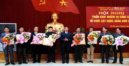 Đồng chí Nguyễn Văn Thanh - Ủy viên Ban Thường vụ Tỉnh ủy, Trưởng ban Tổ chức Tỉnh ủy tặng giấy khen cho các tập thể có thành tích xuất sắc trong công tác tổ chức xây dựng Đảng năm 2011.