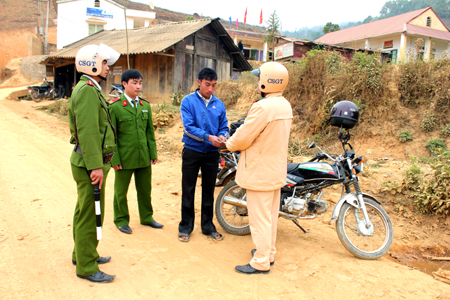 Cảnh sát giao thông Mù Cang Chải kiểm tra phương tiện người tham gia giao thông trên địa bàn.