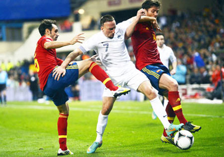 Tiền đạo Franck Ribery (giữa, Pháp) tranh bóng với hậu vệ Juanfran (trái) và tiền vệ Xabi Alonso (phải) của Tây Ban Nha.
