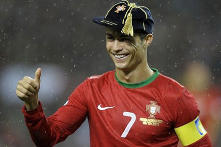 UEFA vinh danh Ronaldo.