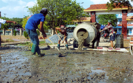 Các đơn vị thi công khẩn trương đổ bê tông đường và khu tưởng niệm Bác Hồ tại thị xã Nghĩa Lộ.
