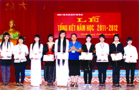 Lãnh đạo nhà trường tặng giấy khen cho học sinh đã có thành tích xuất sắc trong năm học 2011 - 2012.