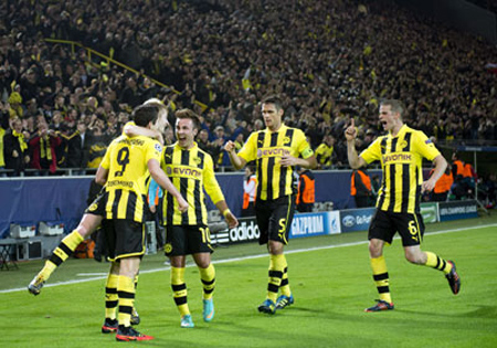 Robert Lewandowski (trái, Dortmund) mừng bàn thắng cùng đồng đội.