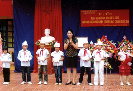 Lãnh đạo Phòng Giáo dục - Đào tạo huyện Trấn Yên trao học bổng cho những học sinh nghèo vượt khó của Trường Tiểu học Tân Đồng.