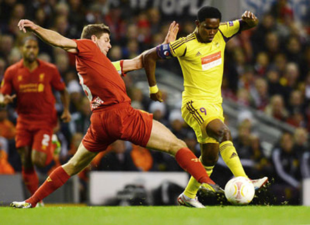 Tiền vệ Steven Gerrard (trái, Liverpool) truy cản tiền đạo Samuel Eto'o của Anzhi Makhachkala.