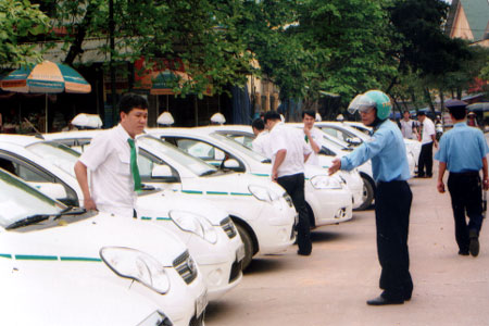 Lực lượng thanh tra giao thông chấn chỉnh, kiểm tra hoạt động vận tải Taxi tại khu vực ga Yên Bái.
