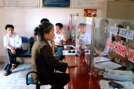 Nhân dân đến giao dịch tại bộ phận “một cửa” phường Đồng Tâm, thành phố Yên Bái.
(Ảnh: Minh Tuấn)