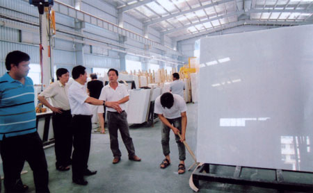 Lãnh đạo Cục Thuế tỉnh khảo sát tình hình chế biến và xuất khẩu đá hoa trắng tại Công ty TNHH Đá cẩm thạch R.K Lục Yên để tháo gỡ khó khăn cho doanh nghiệp.