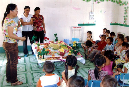 Thi làm đồ chơi cho trẻ của Trường Mầm non Hoa Mai (thị xã Nghĩa Lộ). (Ảnh: Đặng Phương Lan)