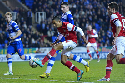 Theo Walcott tung cú dứt điểm về phía cầu môn Reading. Chính tiền vệ này đã ghi bàn thắng quân bình tỷ số 4 - 4 cho Arsenal.