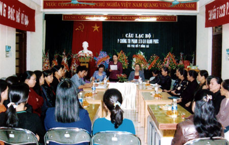 Một buổi sinh hoạt của Câu lạc bộ Gia đình hạnh phúc phường Hồng Hà. Ảnh: Thanh Ba
