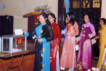 Các đảng viên Chi bộ nhà trường bỏ phiếu bầu Ban Chi ủy nhiệm kỳ 2012 - 2015.